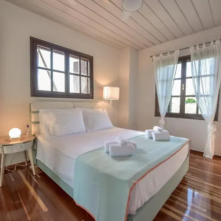 Alexandre Maison Beachfront Vacation Gialova